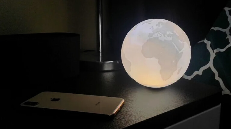 あなたの部屋が幻想的な宇宙空間に。置台やドッキング装置なしで回転